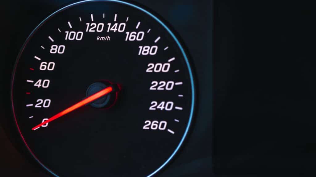 Beleuchteter Tacho eines Autos bei Nacht als Sinnbild für die Ladezeit einer Website